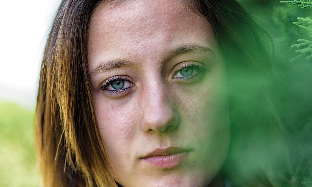 Portrait photo of young woman